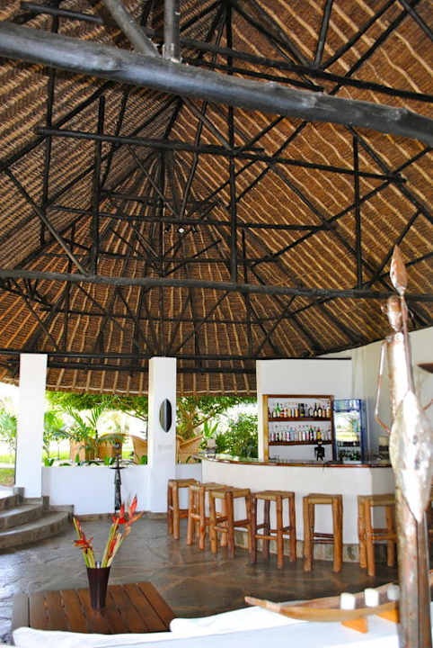 Die kunstvollen Dachkonstruktionen Hotel Karibuni Rafiki Beach Resort