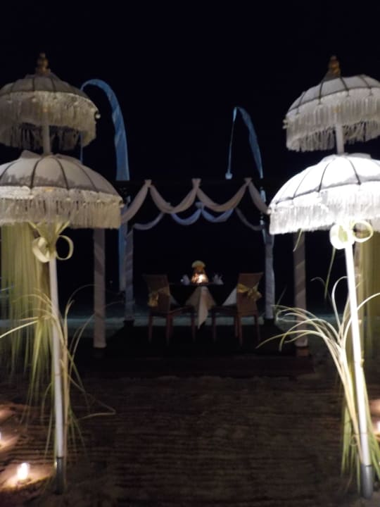 Dinner am Strand Segara Village Hotel