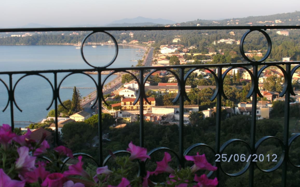Blick von der Pool-Bar auf Pirgi-Ipsos Marilena Sea View Hotel - Adults only