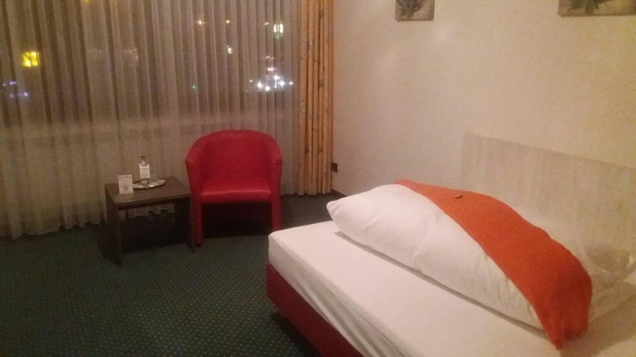 Zimmer / Bett-Sessel-Tisch Brenner Hotel