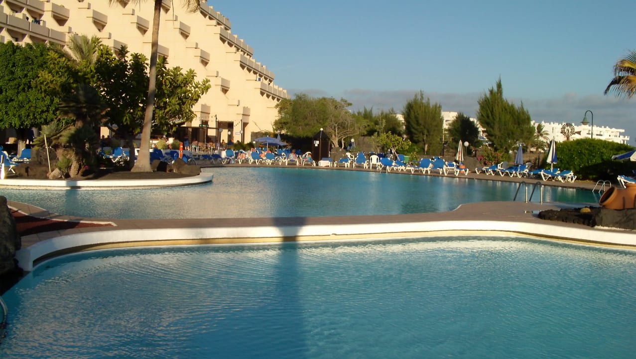 Im Vordergrund der beheizte Pool Hotel Grand Teguise Playa