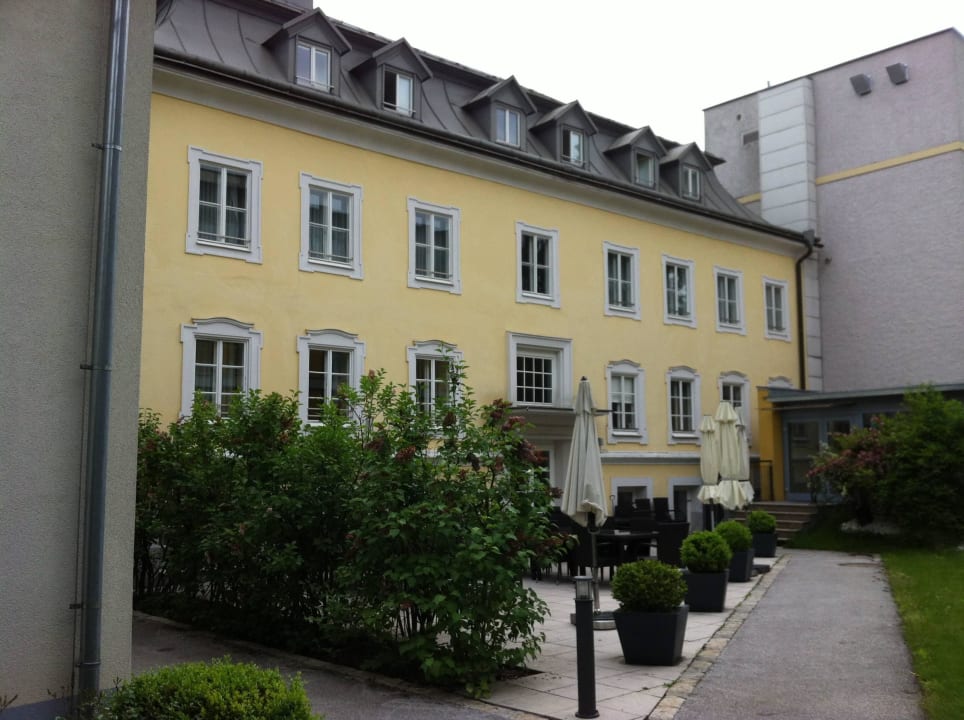 Ein sehr schönes Hotel in einer Parkanlage ARCOTEL Castellani Salzburg