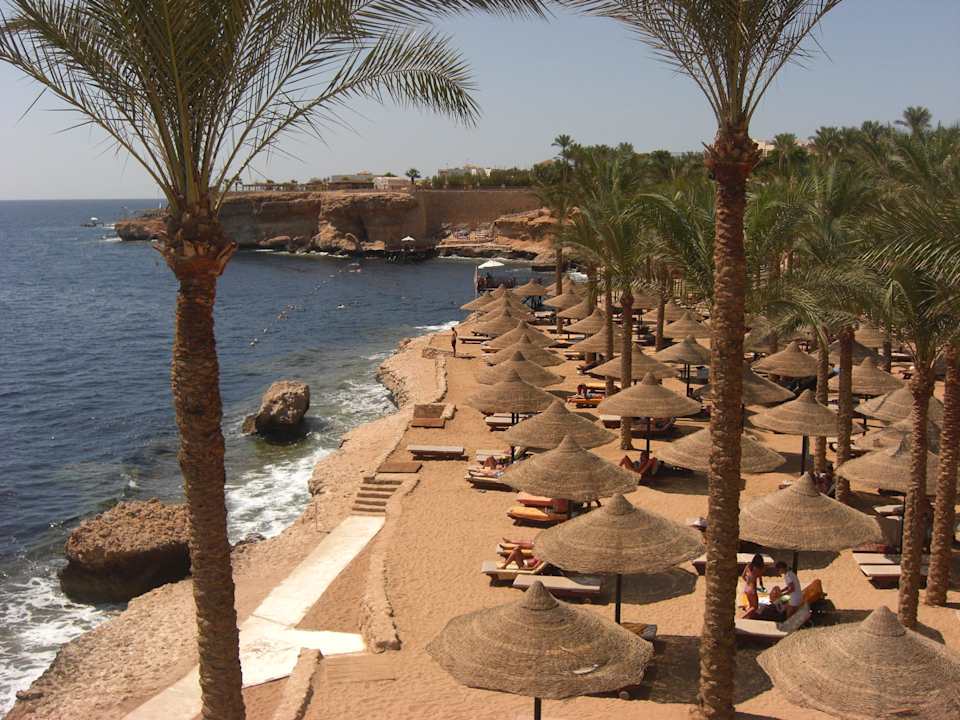 Strand mit Riff und Badesteg im Hintergrund The Grand Hotel Sharm El Sheikh