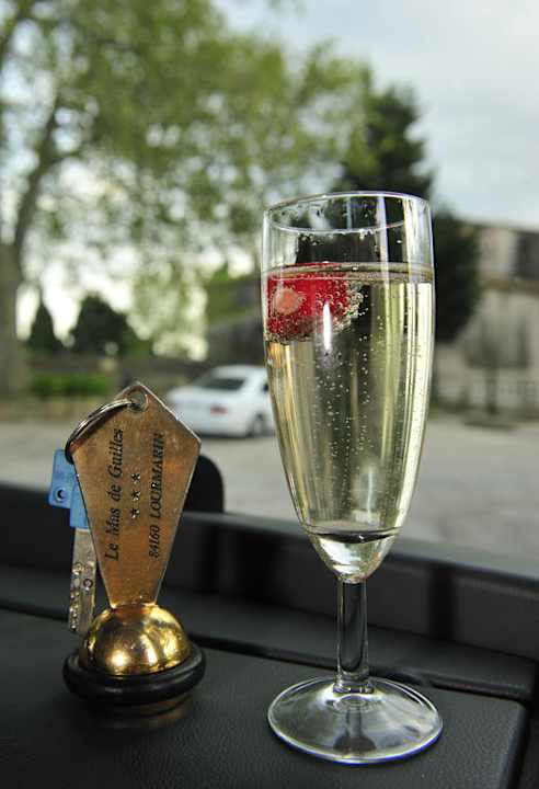 Zimmerschlüssel und Begrüßungssekt Hotel Le Mas de Guilles