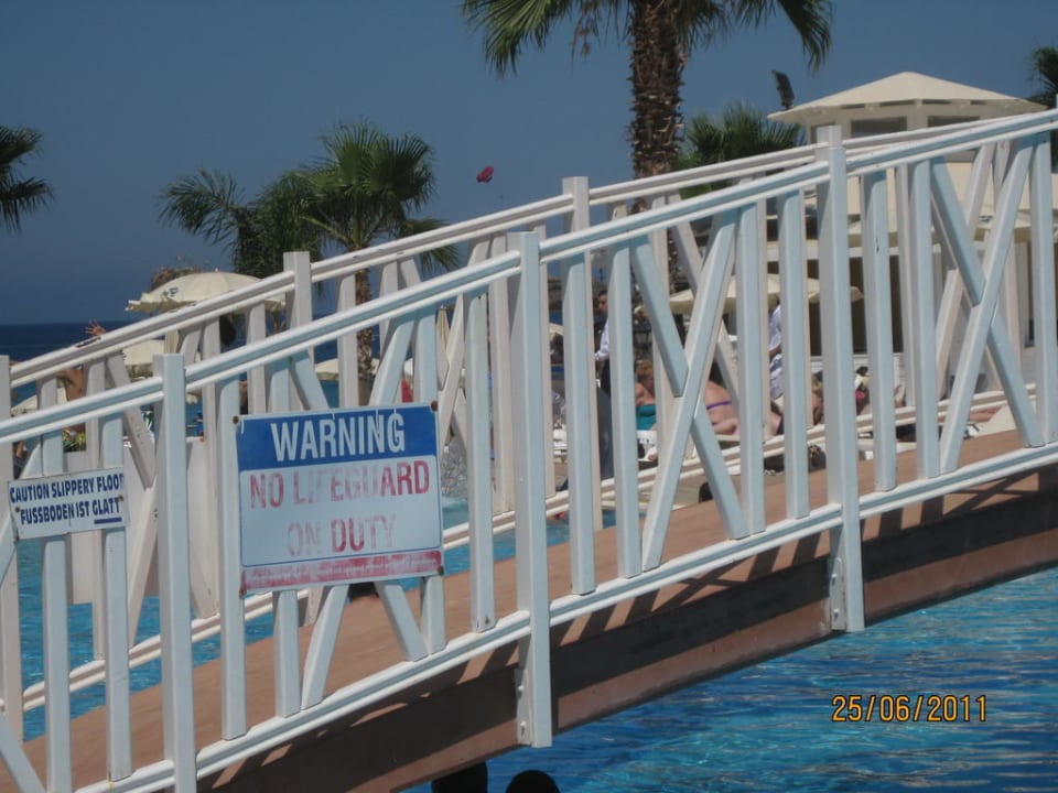 Steg über Pool wegen Schäden gesperrt Constantinos The Great Beach Hotel