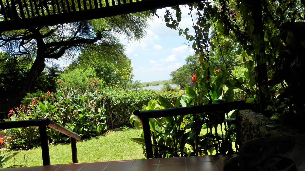 Blick in den herrlichen Garten vom Zimmer aus Hotel The Garden Lodge On The Chobe River