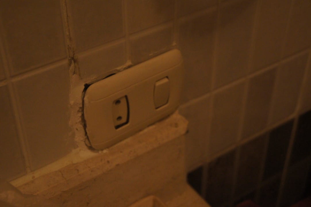 Steckdose im Nassbereich!!! Hotel Gorgonia Beach Resort