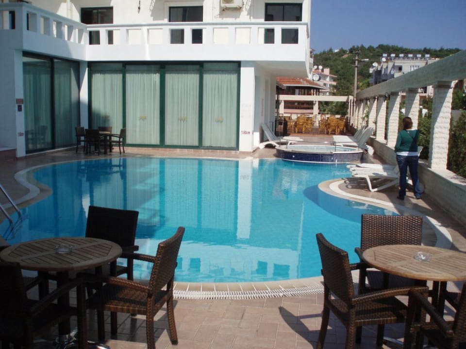 Blick auf den Pool, im Hintergrund der Speiseraum Hotel Kalif