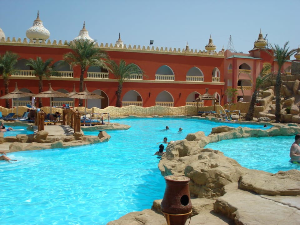 Я справа (не видно!) Pickalbatros Alf Leila Wa Leila Resort - Neverland Hurghada