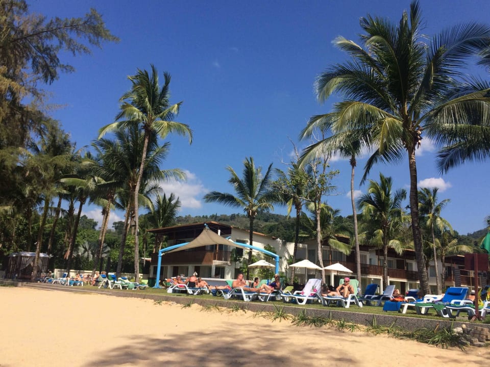 Liegen im Bereich des Beaches The Briza Beach Resort Khaolak