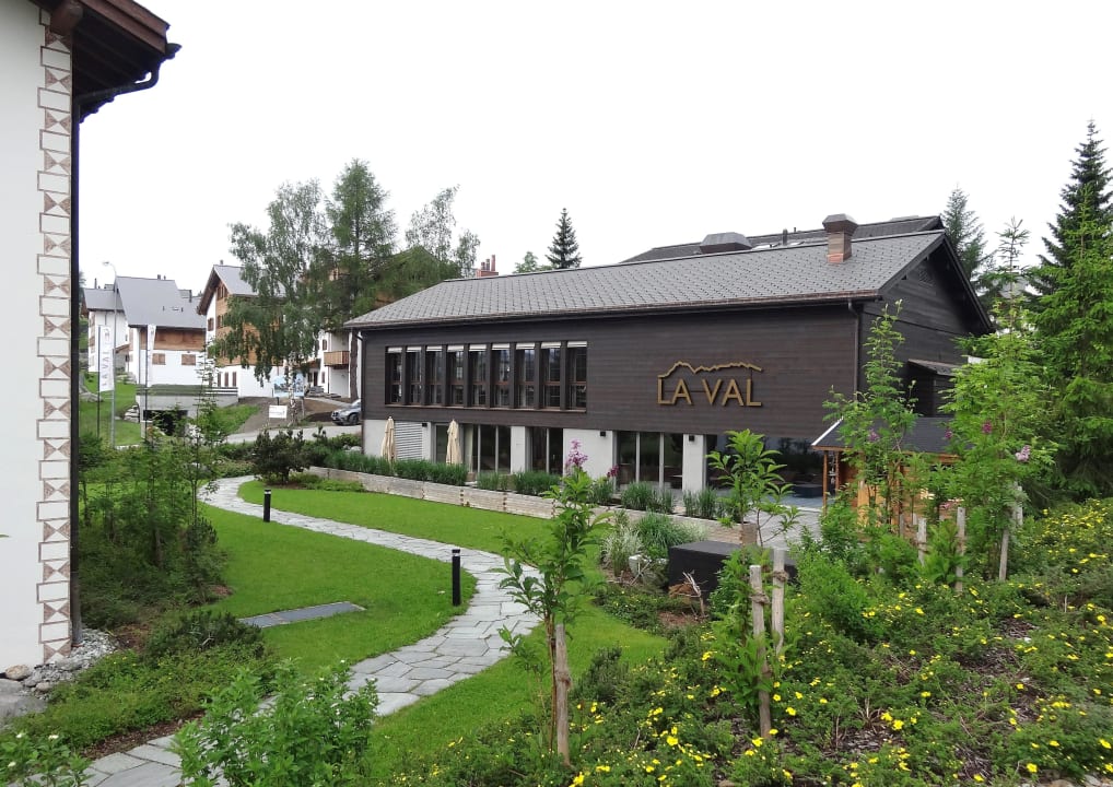 Blick vom Haus A Richtung Haupthaus La Val Hotel & Spa