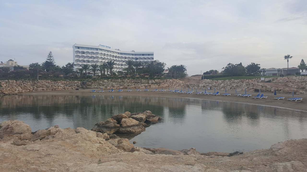 Hotelseite von der Bucht  Crystal Springs Beach Hotel