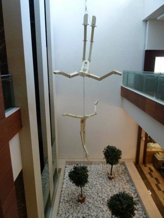 Fliegende Figuren über 3 Stockwerke Voyage Belek Golf & Spa