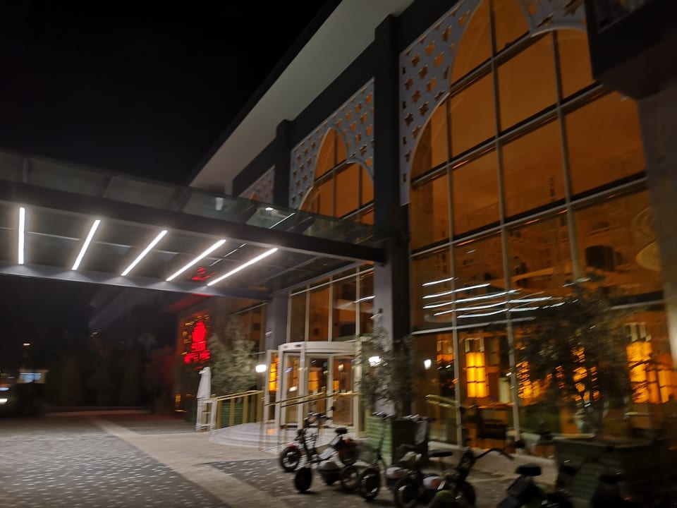 Lobby Well Palace Side