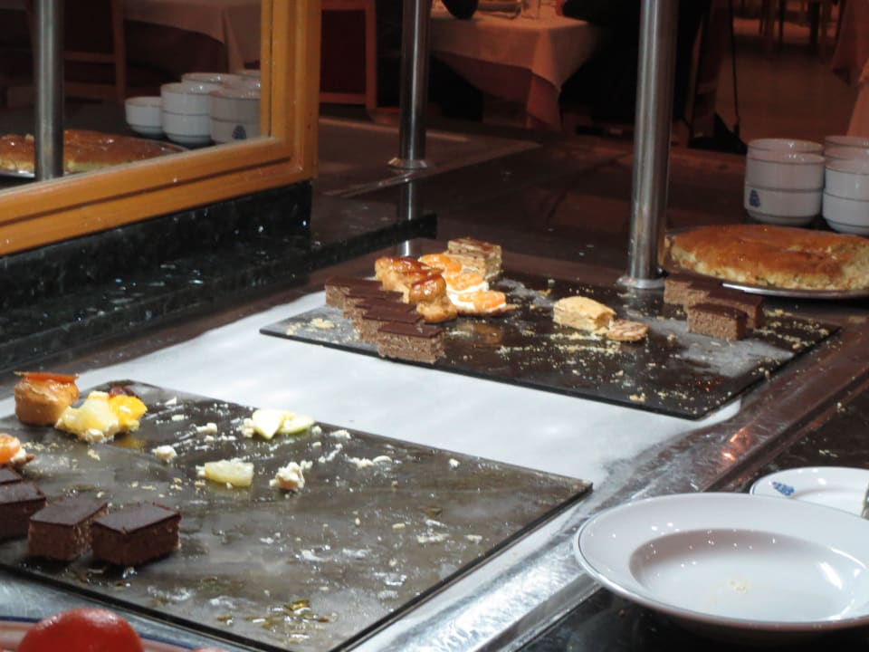 Nicht aufgefülltes Kuchenbuffet Zita Beach Resort