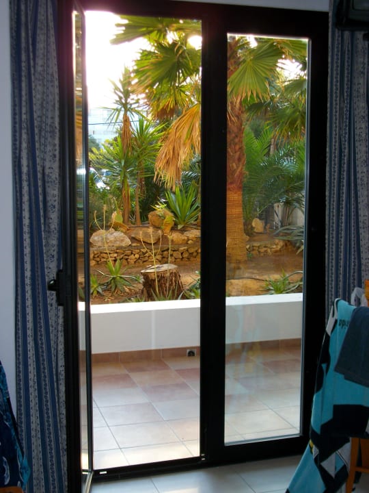 Blick auf Miniterrasse und Garten (EZ) Hotel Osiris