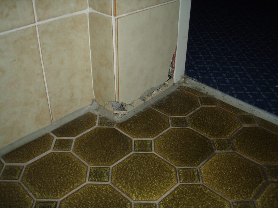 Beschädigter Sockel im Bad Hotel Gasthof Traube