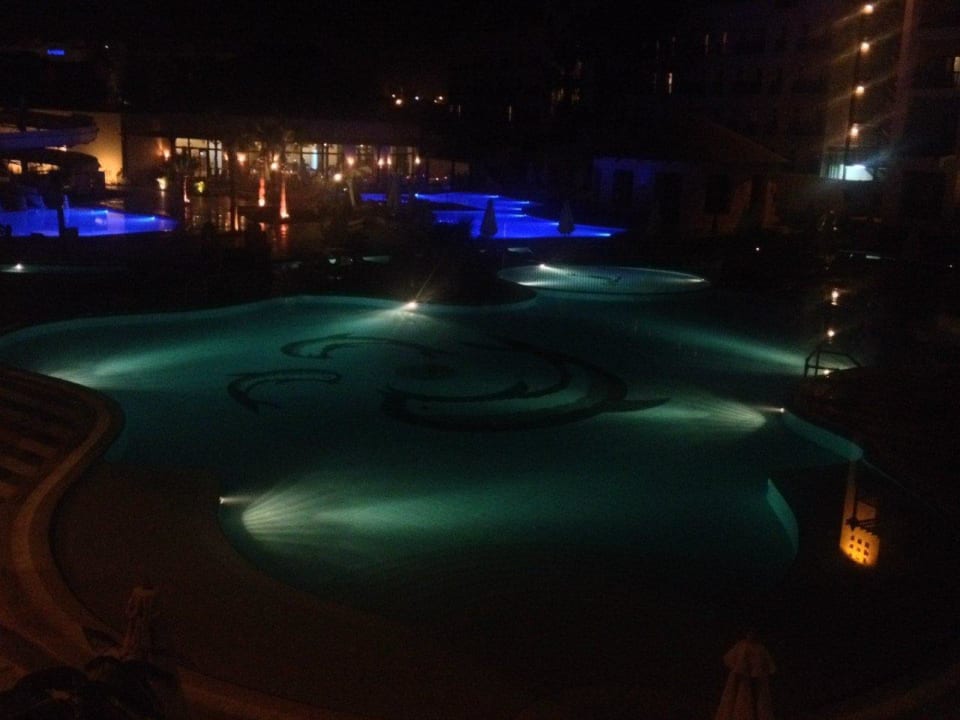 Вечерний бассейн Steigenberger Aqua Magic