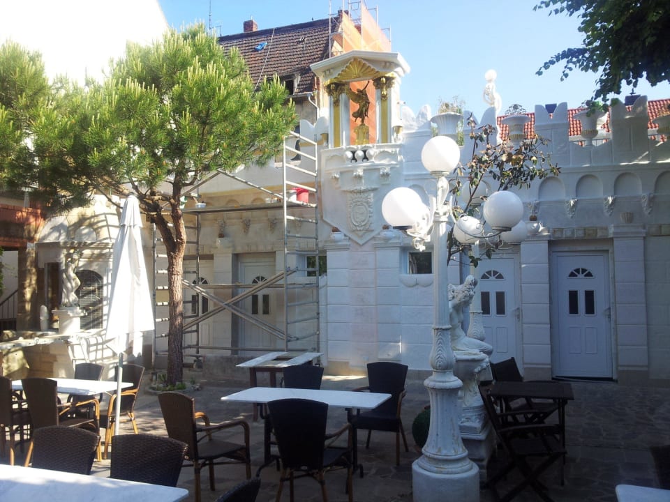 Der Sommergarten wird gerade hergerichtet Hotel Don Giovanni