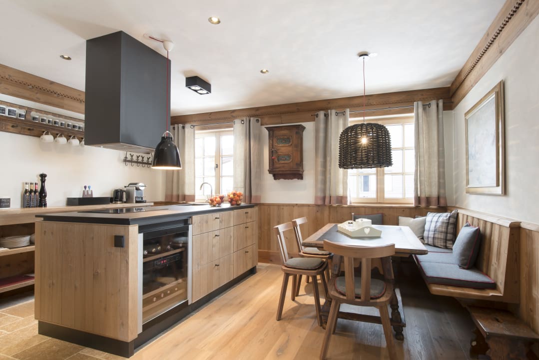 Chalet II, Küche mit Weinklimaschrank Lech Lodge