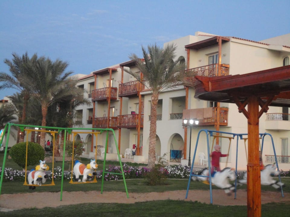 Spielplatz und Wohngebäude Pickalbatros Dana Beach Resort - Hurghada