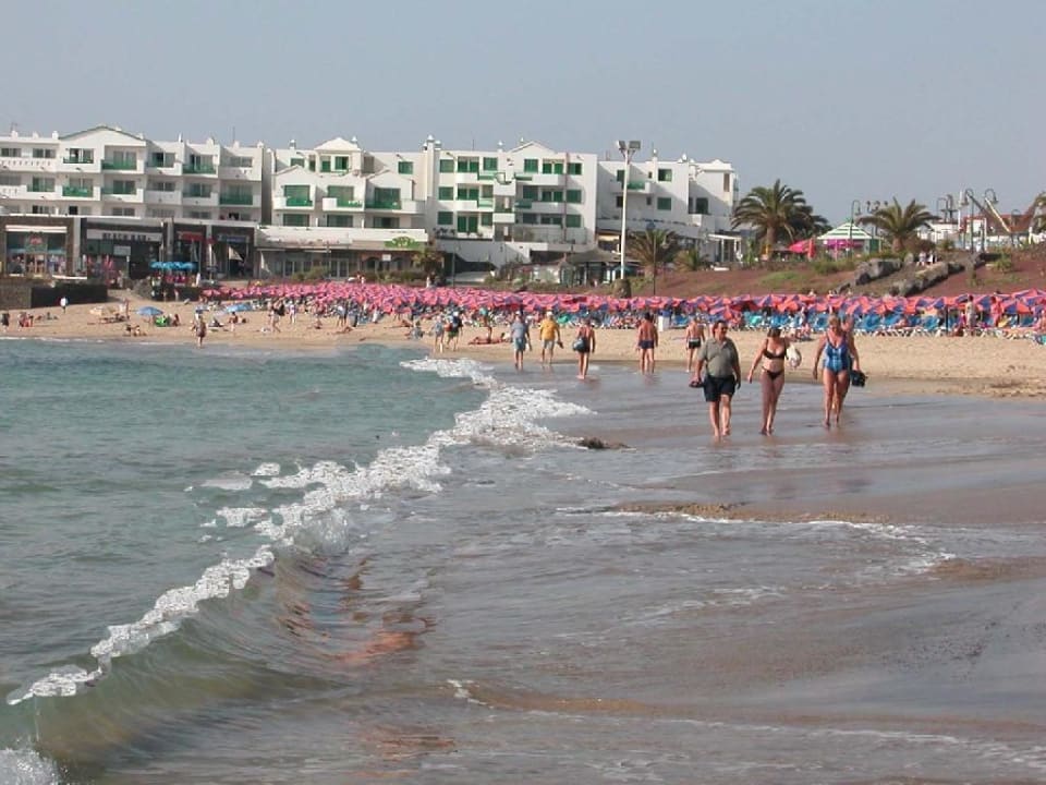 Strand Costa Teguise, 5 Gehminuten vom Hotel entfernt allsun App.-Hotel Albatros