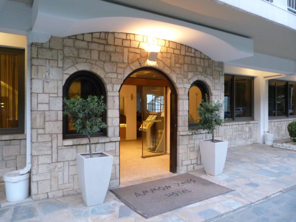Eingang zum Hotel Ammon Zeus Luxury Beach Hotel