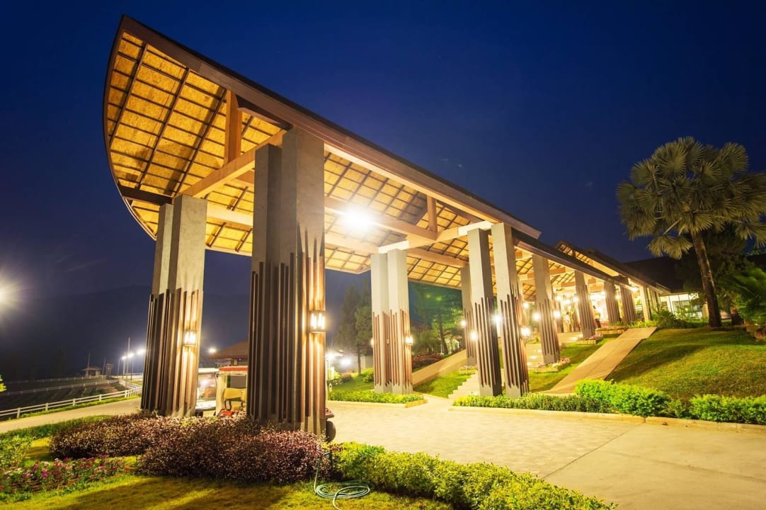 Hotel Entrance. A Star Phulare Valley Resort Chiang Rai