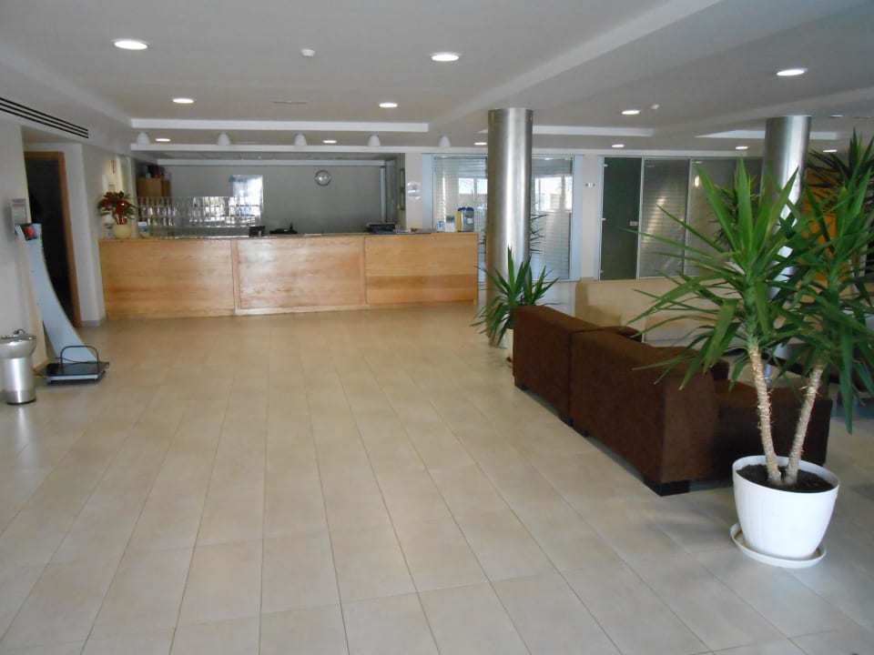 Rezeption mit Kofferwaage Servatur Alameda de Jandía