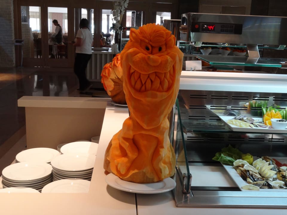 Schnitzereien am Büffet Sentido Trendy Verbena Beach