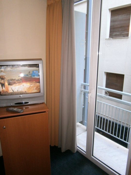 Pokój, tv i balkon Athens Hotel Cypria
