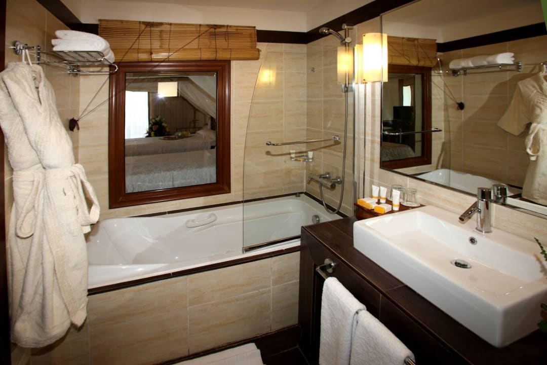 Bathroom Domina Coral Bay Resort, Diving , Spa & Casino