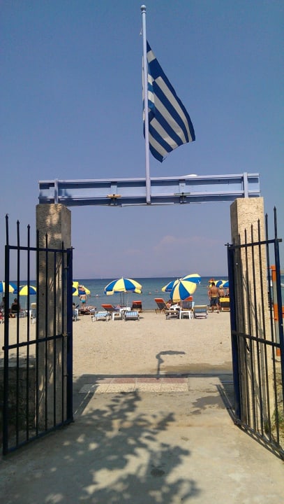 Blick durch das Tor zum Strand Hotel Margarita Beach