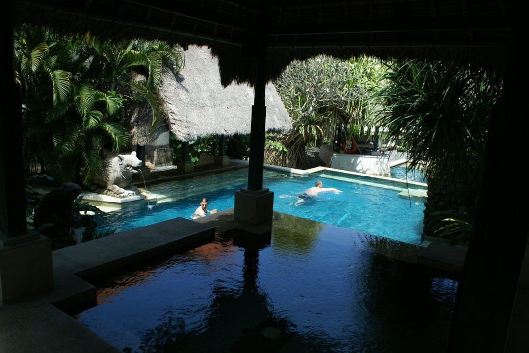 Poolbereich im Beach Club Puri Santrian