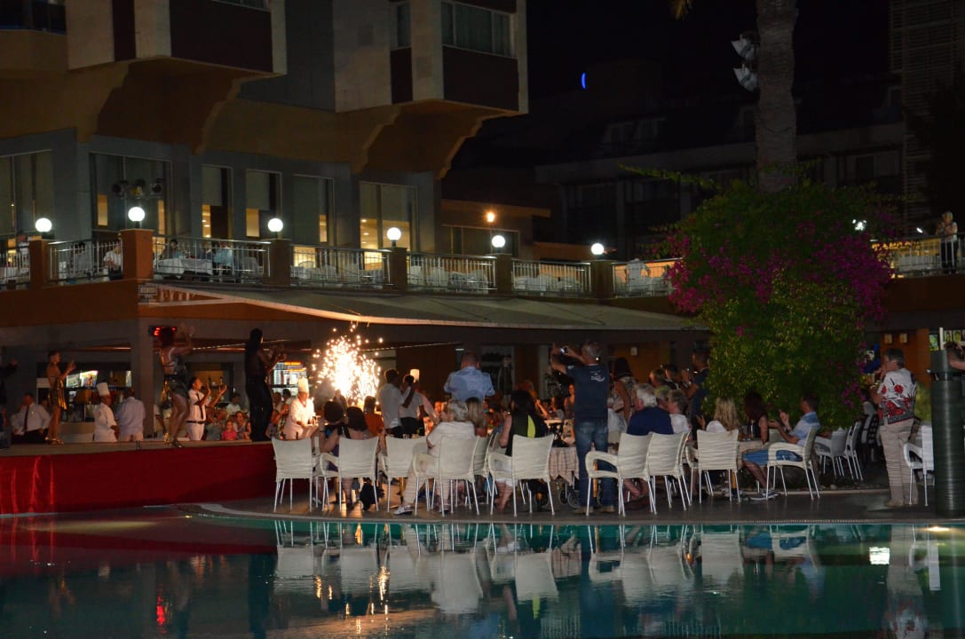 Überraschungstorte beim Gala-Abend Hotel Terrace Beach Resort