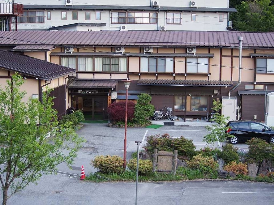 Einfahrt und Parkplatz zum Murayama Hotel Ryokan Murayama