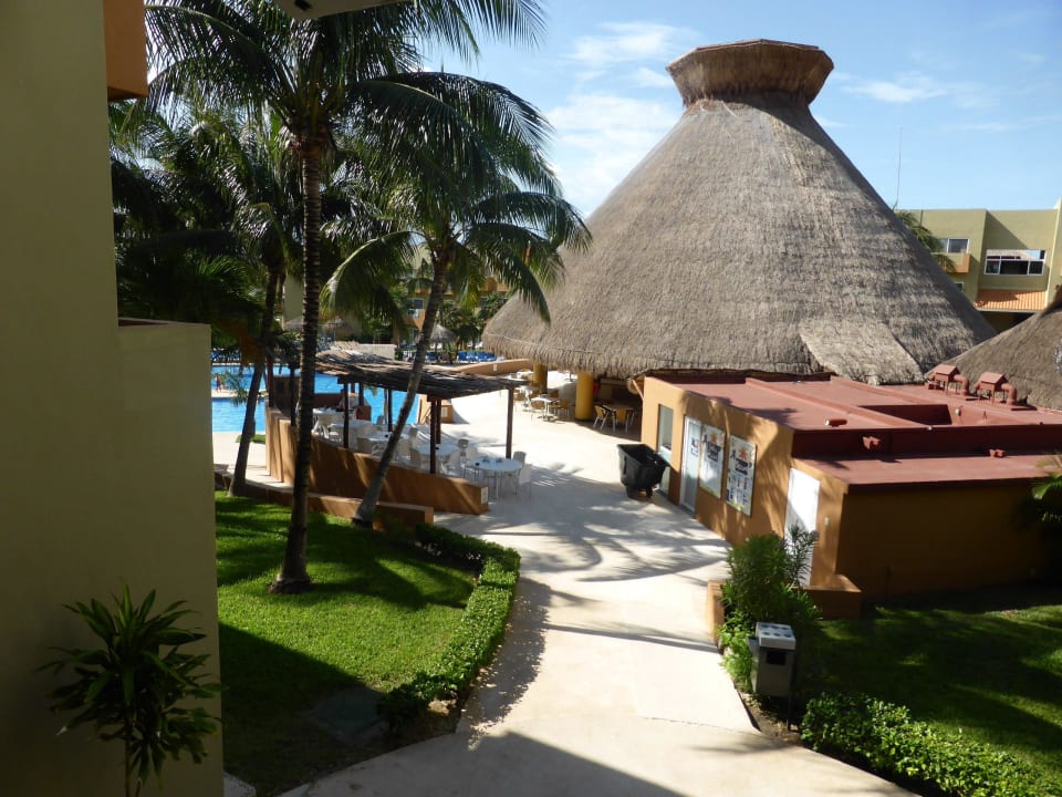 Blick zur Poolbar Viva Azteca by Wyndham - All Inclusive Resort
