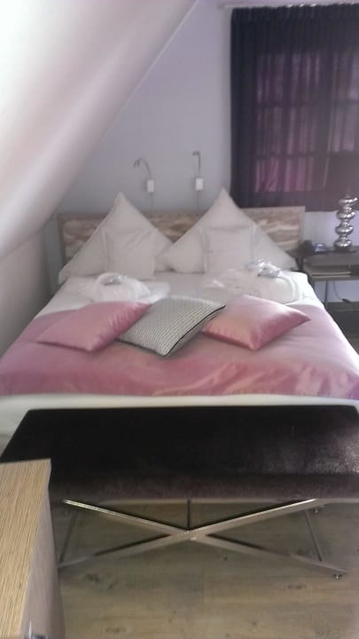 Doppelbett mit Wandschräge Hotel Reethüüs