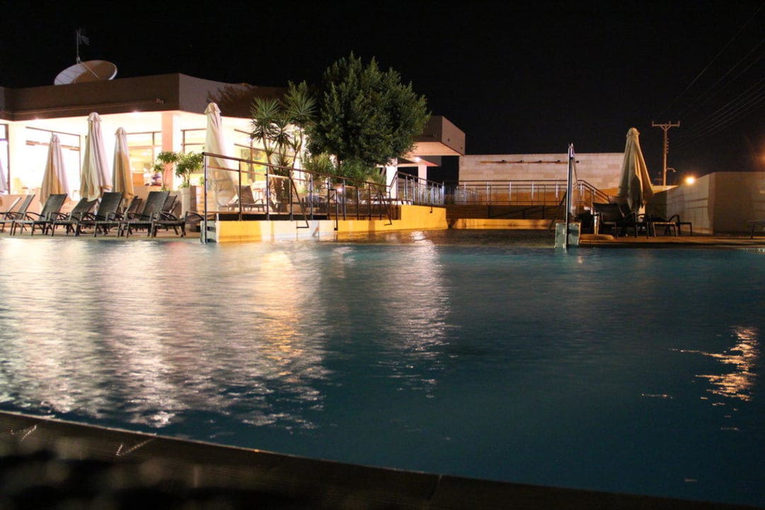 Pool bei Nacht Anavadia Hotel