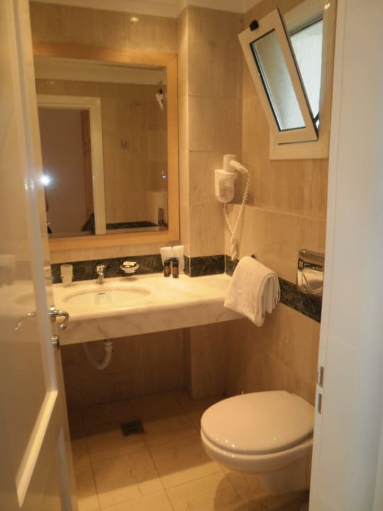 Bad mit Fenster und Fliegengitter Mitsis Rinela