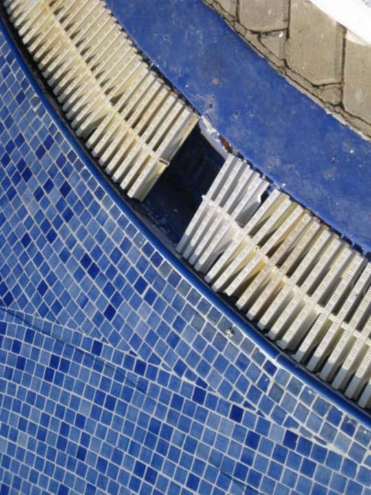 Fehlende Elemente am Pool Hotel Riu Chiclana