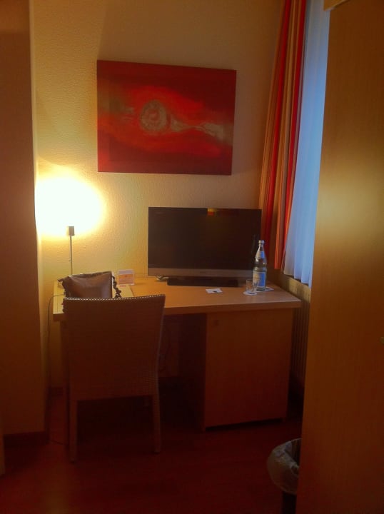 TFTfernseher Schreibtisch mit Minikühlschrank PLAZA Premium Columbus Bremen