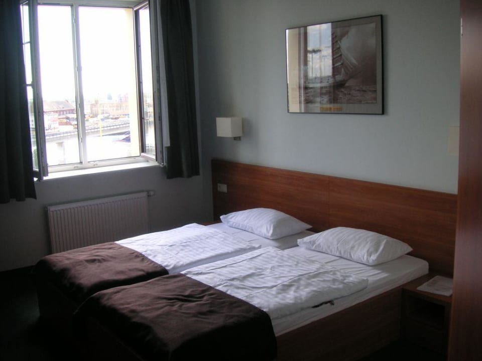 Blick ins und aus dem Zimmer  Hotel Focus Szczecin