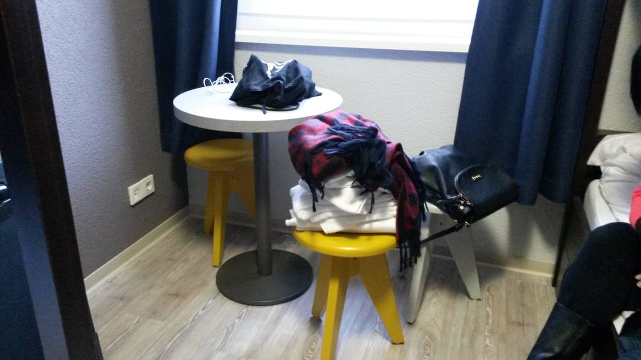 Sitzgelegenheit für 4 Personen MEININGER Hotel Berlin Hauptbahnhof