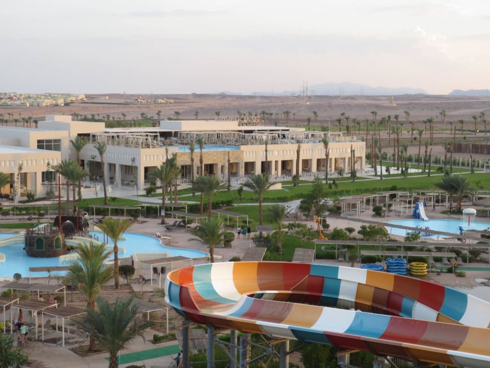 Blick auf das Hauptgebäude mit Ruhepool a. d. Dach Jaz Aquaviva