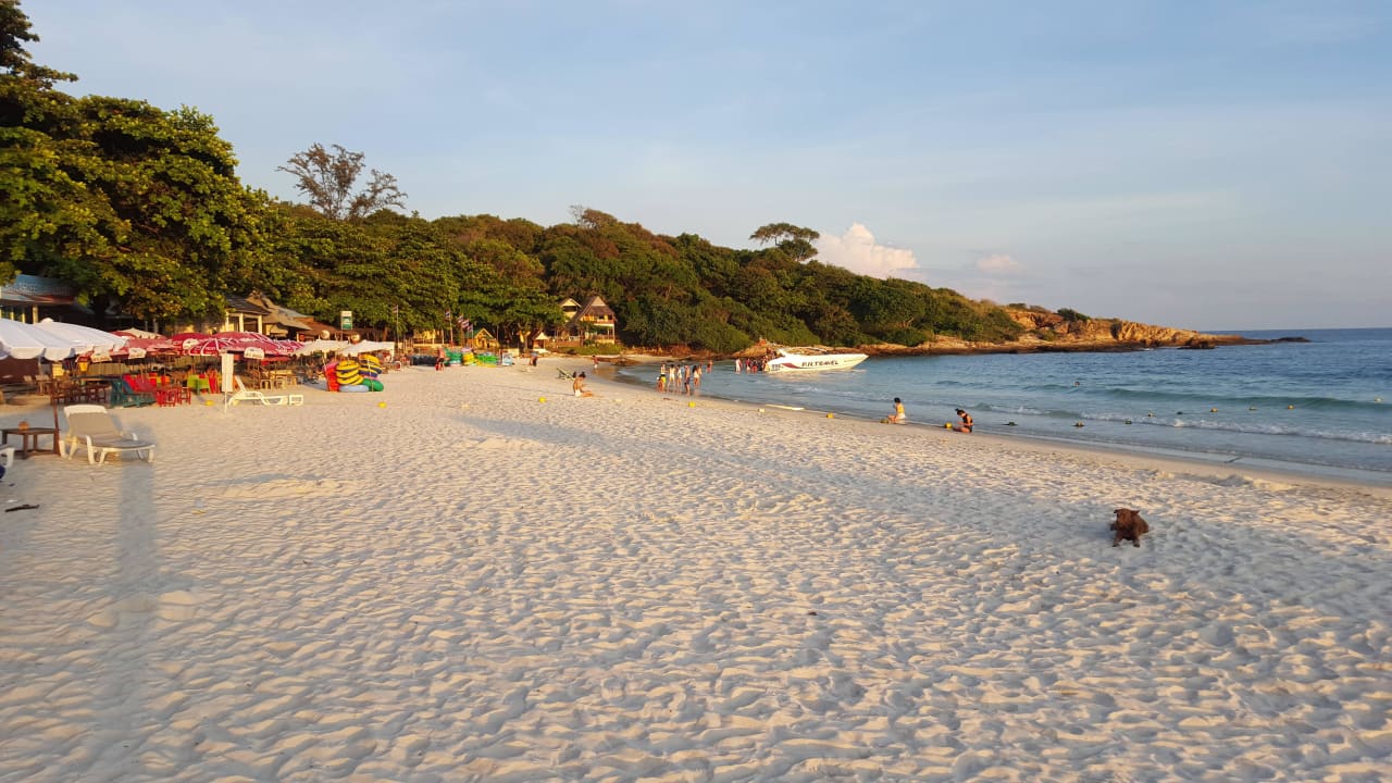 Der belebte Strandteil Sai Kaew Beach Resort