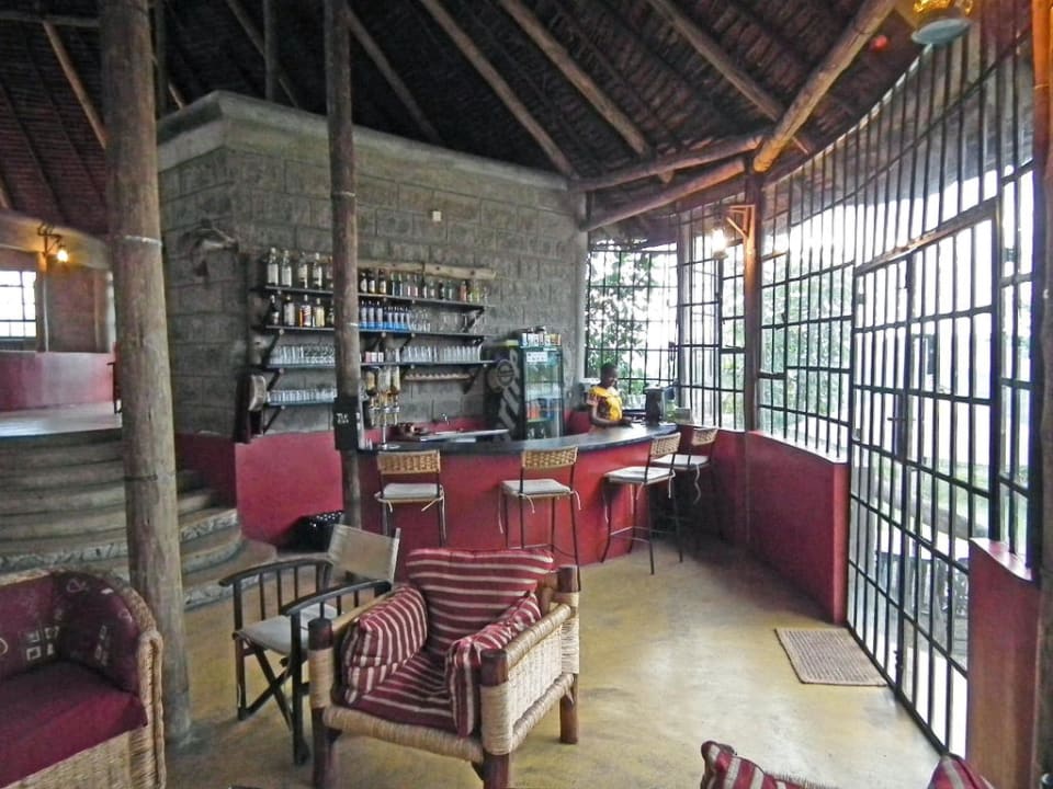 Die Bar und ein Teil des gemütlichen Sitzbereichs Maili Saba Camp