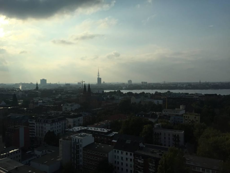 Sicht auf die Stadt, 19. Stock (Zimmer 1902) Motel One Hamburg-Alster