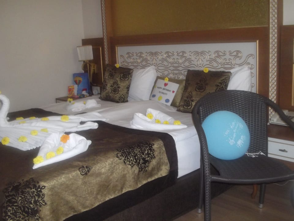 Geburtstagsdeko im Zimmer Diamond Excellence Resort & Spa