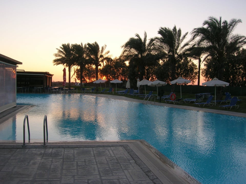 Basen przy Tavernie - tuż przy ogrodzeniu hotelu. Grecotel Casa Paradiso